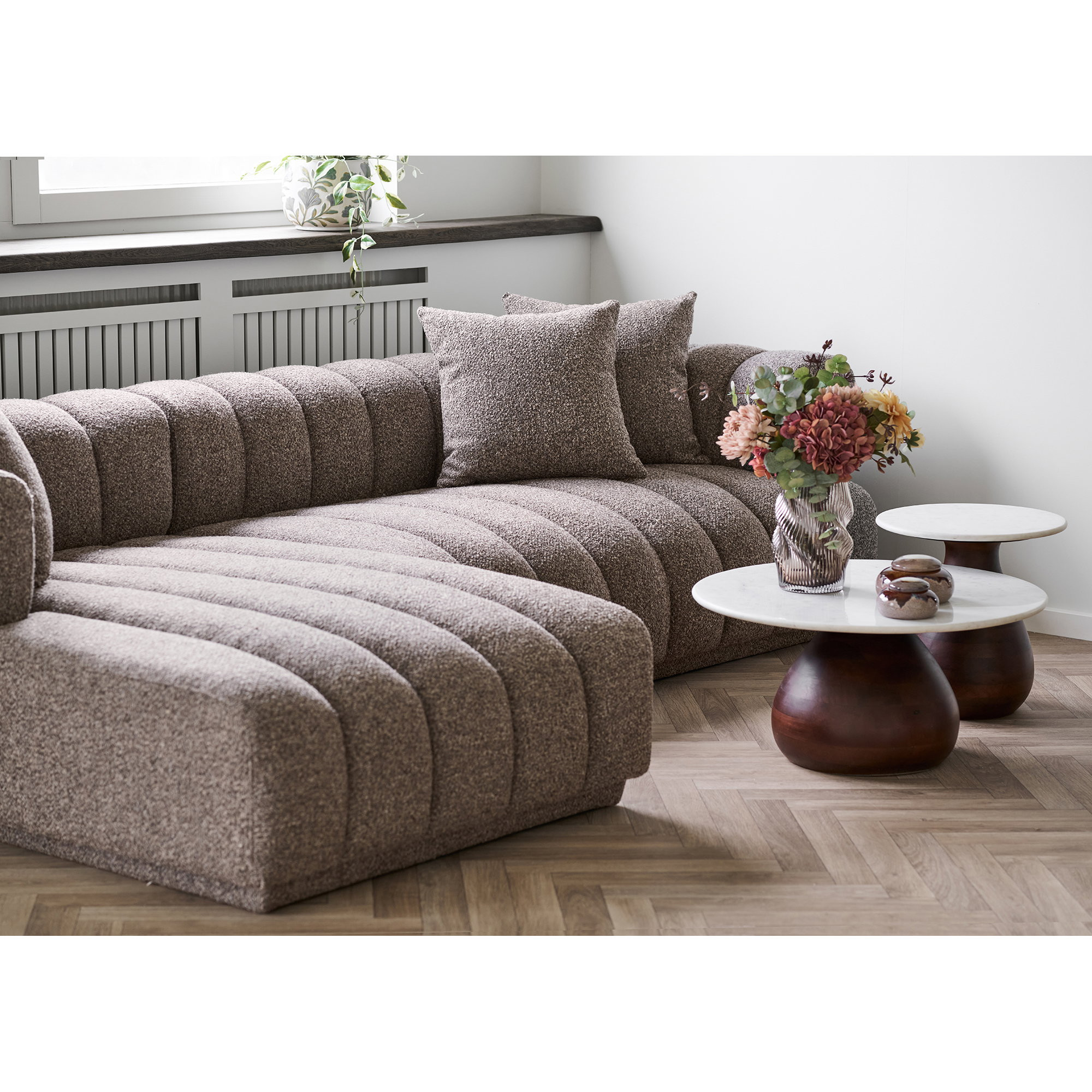 Canapé d'angle Farah en tissu marron avec méridienne et table basse ronde
