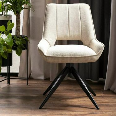 Chaise pivotante beige installée dans un intérieur moderne - vue de face