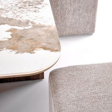 Détail du plateau de la table Selly et pouf tissu beige - vue rapprochée