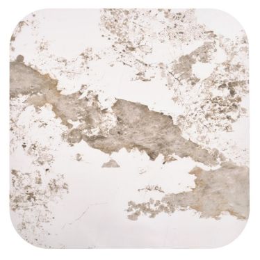 Texture détaillée du plateau en pierre frittée blanche et beige de la table Selly
