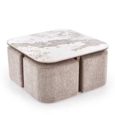 Table basse carrée Selly compacte avec poufs rangés sous le plateau - vue de trois quarts