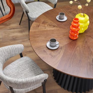 Table Abel ronde avec chaises et décoration dans une salle à manger - vue en plan