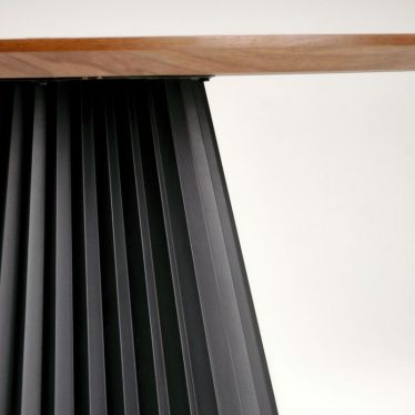 Gros plan sur le pied central plissé en métal noir de la table Abel - vue rapprochée