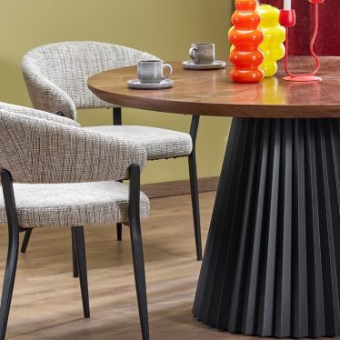 Association de la table ronde Abel et de ses chaises design dans la salle à manger - vue de profil