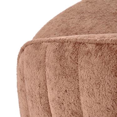 Détail de l'assise et du dossier capitonné du fauteuil Silvia en tissu brun - gros plan