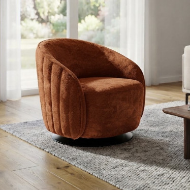 Fauteuil brun en tissu pivotant a 360 Silvia dans un salon moderne