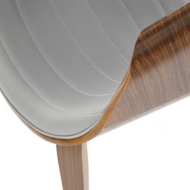 Gros plan sur les surpiqûres de l'assise en éco-cuir et la structure en cintrée de la chaise Acebo