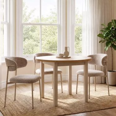 Chaise beige en tissu Jonaz avec pied métal cachemire dans un salon moderne
