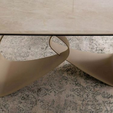 Base de la table AMBRE sous son plateau en céramique, vue rapprochée sur les courbes du pied
