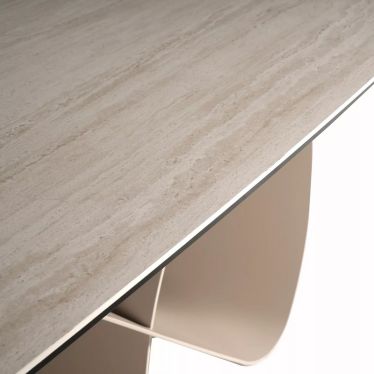 Gros plan sur le plateau en céramique effet travertin de la table AMBRE et un angle du plateau