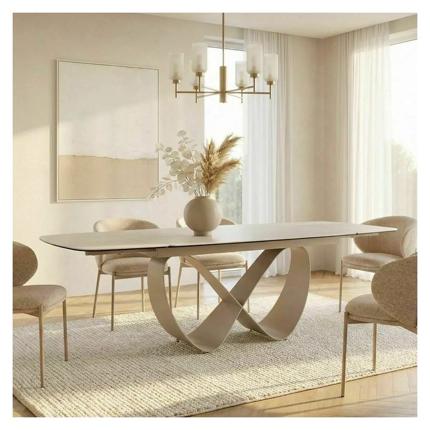 Table AMBRE en situation dans une salle à manger décorée, avec chaises et vase sur le plateau