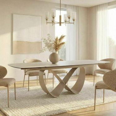 Table AMBRE en situation dans une salle à manger décorée, avec chaises et vase sur le plateau