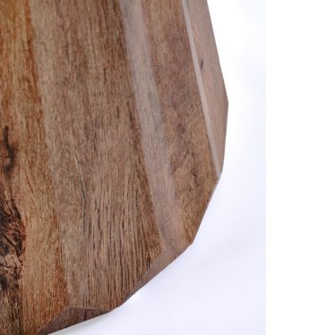 Gros plan sur la texture striée du pied de la table d'appoint Gilo