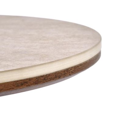 Détail du plateau rond en pierre frittée effet travertin de la table Gilo