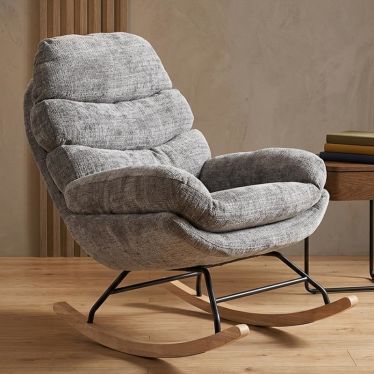 Rocking-chair confort Leonce en tissu gris texturé dans un salon moderne mis en situaton