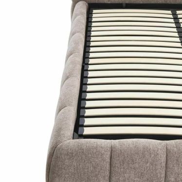 Lit coffre Lola 160x200 en tissu beige, détail du sommier à lattes en bois cintré