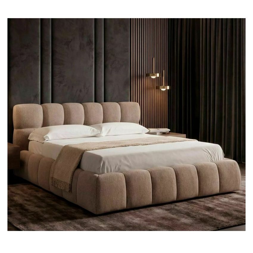 Lit coffre Lola en tissu beige dans une chambre moderne aux murs sombres