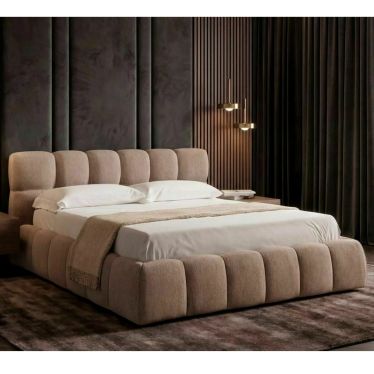Lit coffre Lola en tissu beige dans une chambre moderne aux murs sombres