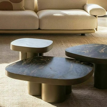 Table basse Victoire céramique effet marbre noir dans un salon avec canapé crème