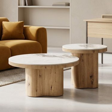 Table basse ronde effet marbre blanc Magus dans un salon chic avec canapé jaune moutarde