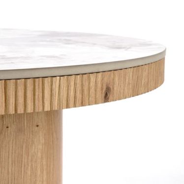 Ceinture cannelée et pied ondulé en bois finition chêne de la table basse ronde Magus
