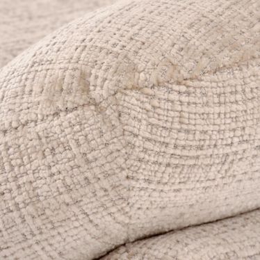Gros plan sur le tissu texturé beige effet chiné du fauteuil Narcis