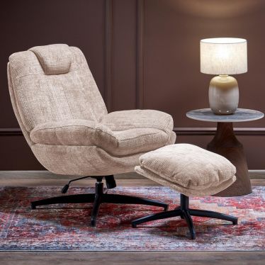 Fauteuil de relaxation pivotant Narcis avec repose-pieds dans un salon moderne aux murs sombres