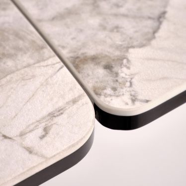 Détail du chant du plateau céramique sur verre de la table Benie, finition mate