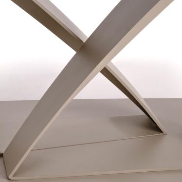 Détail des pieds entrecroisés en acier cachemire de la table à manger Benie