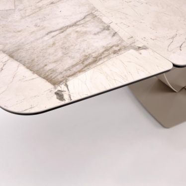 Rallonge de la table Benie en céramique effet marbre beige, déployée en bout de plateau